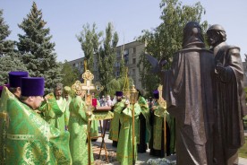 В Волгодонске появилась новая традиция: праздновать День семьи, любви и верности у памятника русским святым - покровителям супружества