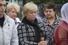 Время не лечит. Спустя 16 лет после теракта в Волгодонске сотни людей продолжают приходить к месту трагедии