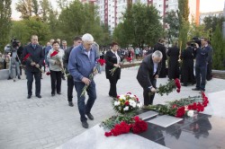 Время не лечит. Спустя 16 лет после теракта в Волгодонске сотни людей продолжают приходить к месту трагедии