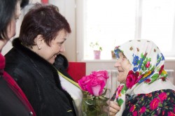 Людмила Ткаченко поздравила с днем рождения старейшую жительницу Волгодонска