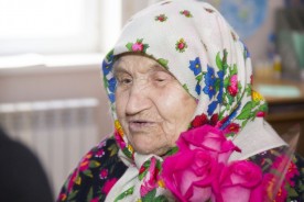 Людмила Ткаченко поздравила с днем рождения старейшую жительницу Волгодонска