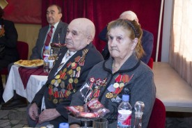 Блокадников Ленинграда и участников Сталинградской битвы наградили памятными медалями и подарками
