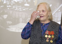 Блокадников Ленинграда и участников Сталинградской битвы наградили памятными медалями и подарками