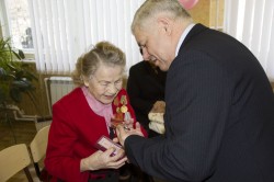 Ветеранам Великой Отечественной вручили юбилейные медали