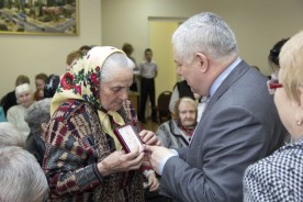Глава Волгодонска вручил юбилейные медали ветеранам 15 и 16 округов