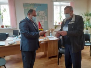 Георгий Ковалевский, депутат округа № 4, вручил чернобыльцам юбилейные медали