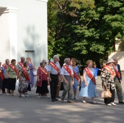 В первом микрорайоне Волгодонска семейные пары вышли на парад