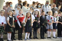 Председатель Волгодонской городской Думы - глава города поздравляет школьников с Днём знаний