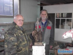 Свой день рождения волгодонский скульптор Егор Дердиященко отметил в мастерской