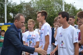 Заместитель председателя Волгодонской городской Думы Игорь Батлуков наградил победителей «Оранжевого мяча»