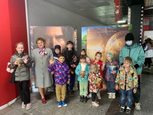 Весенние каникулы в компании друзей: дети округа №14 посетили кинотеатр 
