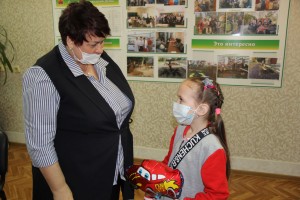 Депутат по избирательному округу №18 Людмила Ткаченко поздравила детей с началом лета