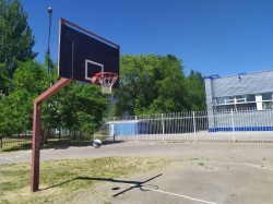 8 округ.  Депутат Сергей Асташкин оказал помощь в восстановлении баскетбольной площадки на школьном стадионе