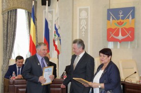 Председатель Думы-глава наградила Почетными грамотами известных юбиляров