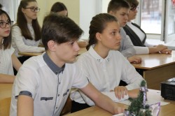 Волгодонские депутаты и их помощники проводят уроки мужества в школах
