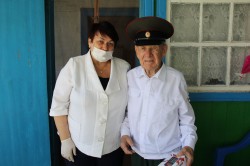 Людмила Ткаченко вручила ветеранам средства мобильной связи