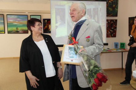 Председатель Волгодонской Думы-глава города поздравила с юбилеем художника Александра Неумывакина