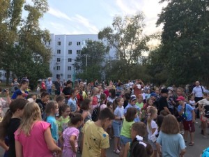 Депутат Пётр Горчанюк поздравил школьников и первоклассников избирательного округа №15 с Днём Знаний.