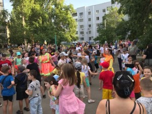  «Ура, каникулы!» Депутат Пётр Горчанюк подарил праздник юным жителям округа.