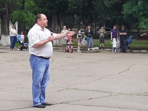 Депутат Георгий Ковалевский открыл летний лагерь при школе № 9 и подарил ему подарки 