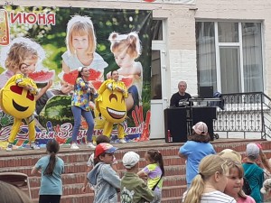 Депутат Георгий Ковалевский открыл летний лагерь при школе № 9 и подарил ему подарки 