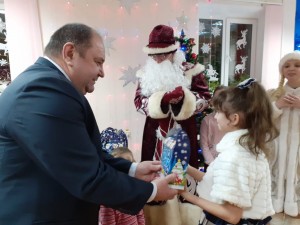 Новый год стучится: в округе № 4 организовали праздник для маленьких жителей