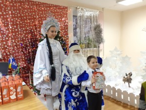 В округе № 4 детей поздравили Дед Мороз и Снегурочка