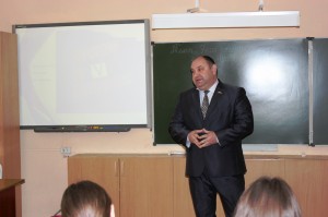 Депутат Георгий Ковалевский провел в школе № 9 урок парламентаризма
