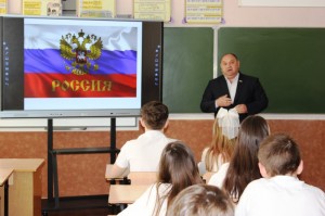 В школе № 9 депутат Георгий Ковалевский провел урок парламентаризма