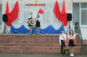 Депутат округа № 4 поздравил учеников и педагогов школы № 9 с последним звонком