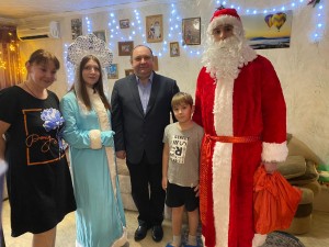 Дед Мороз и Снегурочка вместе с депутатом округа № 4 поздравили юных жителей с Новым годом