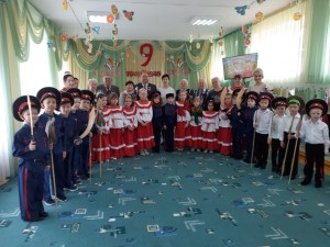 Депутат округа № 4 и детский садик «Голубые дорожки» поздравили ветеранов с наступающим 9 Мая