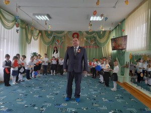 Депутат округа № 4 и детский садик «Голубые дорожки» поздравили ветеранов с наступающим 9 Мая