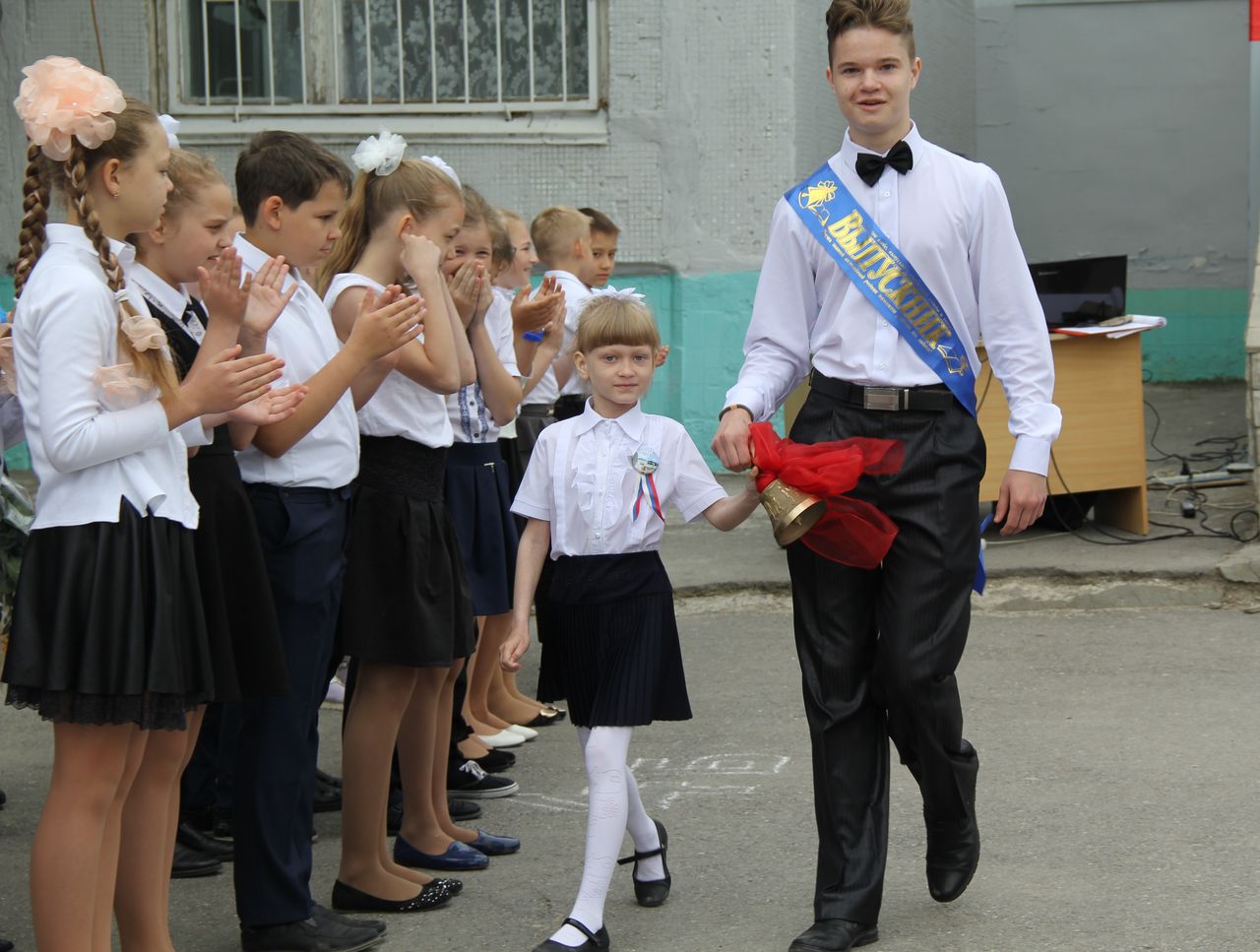 28 сентября 2021. Волгодонск последний звонок в школе 9. Школьная линейка на выпускной. Линейка в школе последний звонок. Линейка в школе 2022.