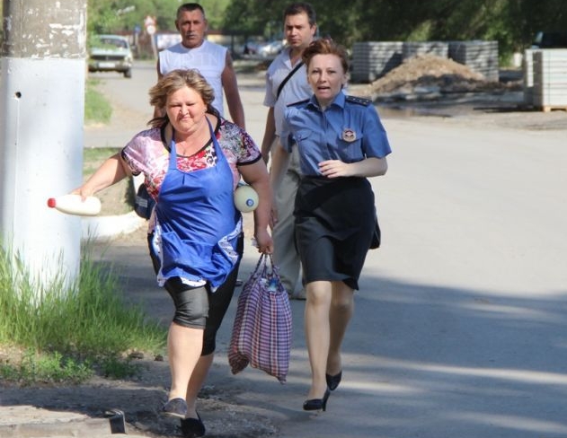Продавец молока убегает от сотрудника полиции. Фото www.volgodonsk.pro